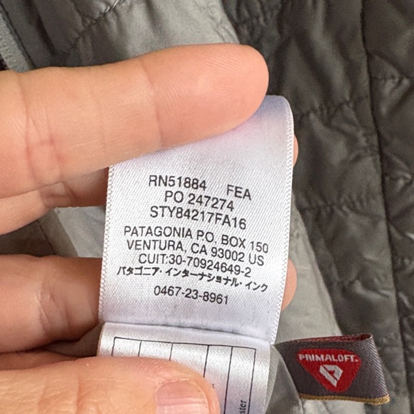 Patagonia Women's Light Silver Quilted Puffer Jacket - Picture 11 of 11